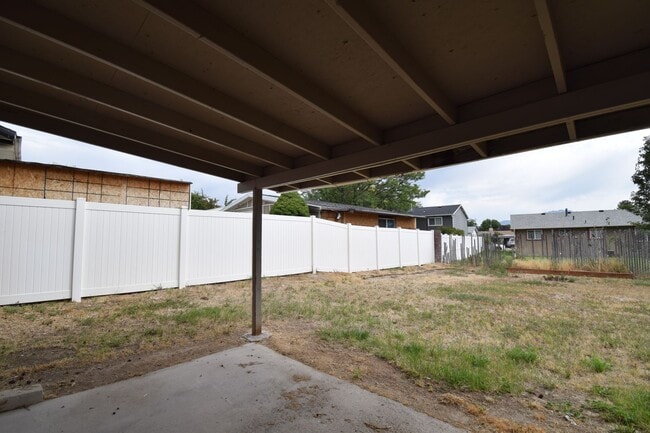 Building Photo - Comfortable Kearns 4-Bed Home with Spacious layout & Private Yard