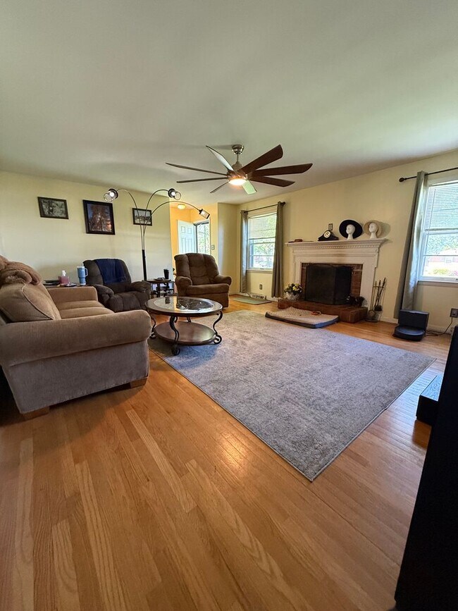 Building Photo - 3 bedrooms- 1.5 bath home