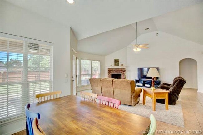 Building Photo - Large open 3 bed, 3 car Garage in The Highlands at Forest Ridge