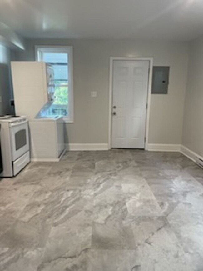 Building Photo - Charming & Updated 3-Bedroom Duplex with M...