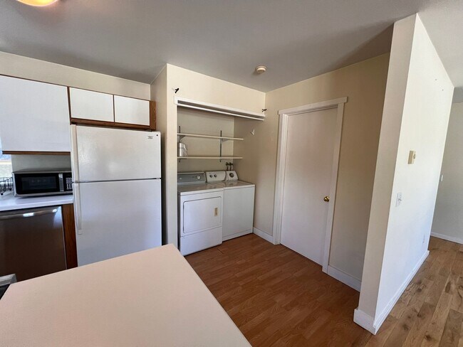 Building Photo - 2 Bedroom Duplex For Rent In Hood River