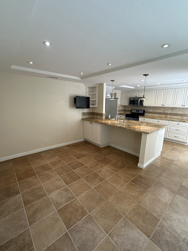 Building Photo - 898 English Holly Ln