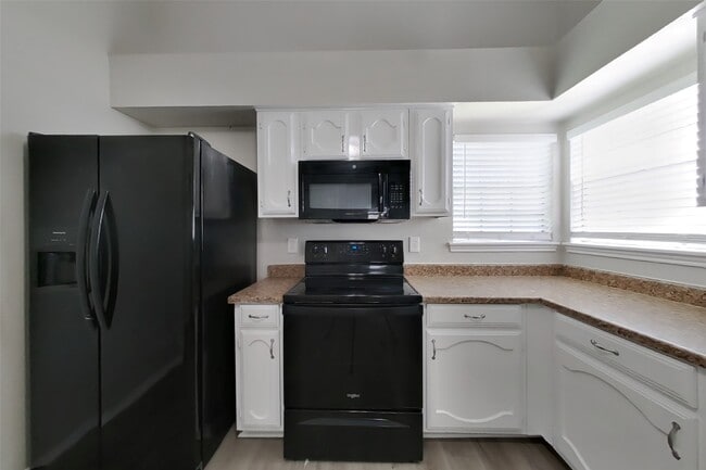 Building Photo - 7811 Bluff Trail Dr