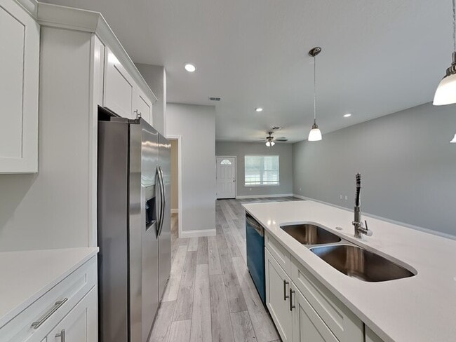 Building Photo - 2555 W Royal Palm Dr