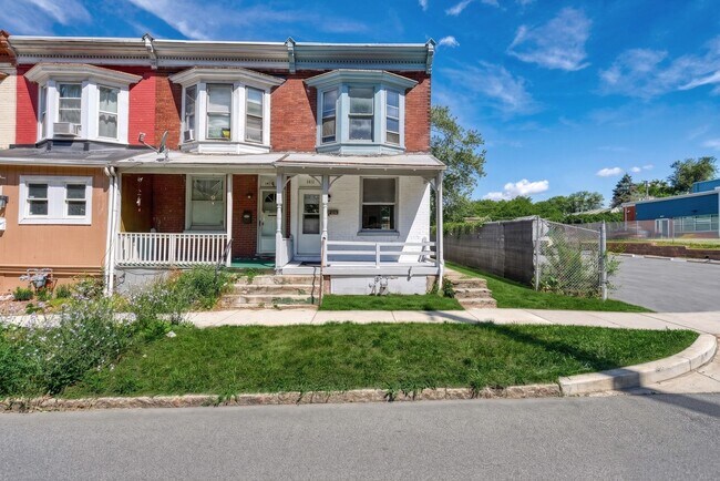 Building Photo - Newly Renovated 3 Bedroom, 1 Bathroom Townhouse