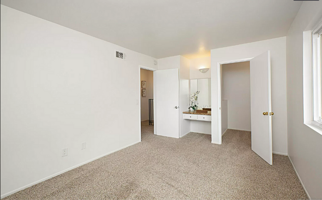 Building Photo - *** BEST KEPT SECRET IN SANTEE **NEW FLOOR...