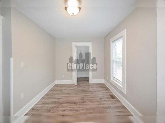 Building Photo - 3553 N Kenwood Ave