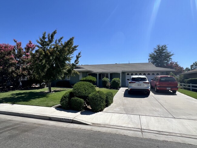 Building Photo - 500 River Oaks Dr