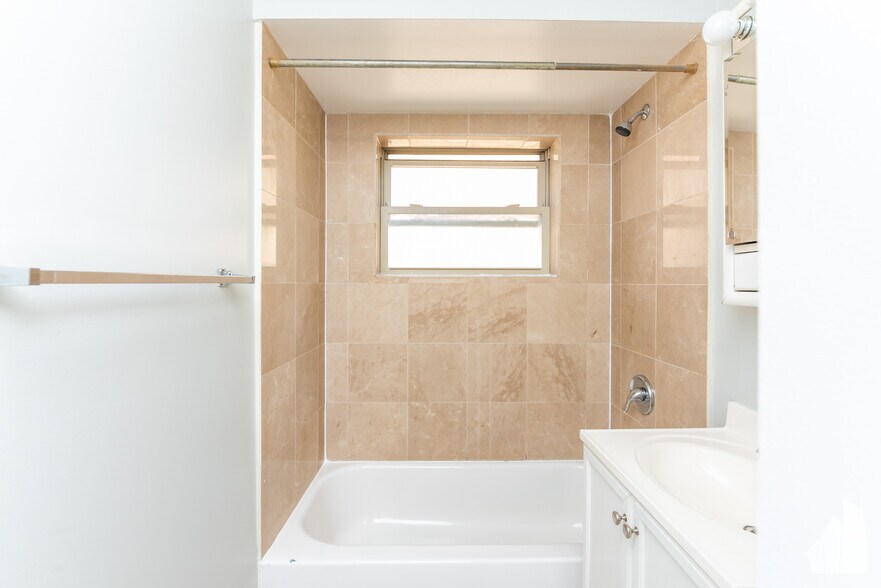 Building Photo - 4540 N Wolcott Ave