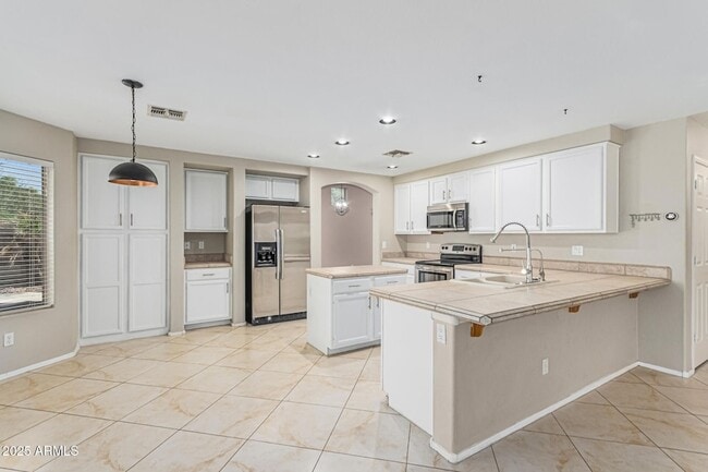 Building Photo - 602 W Canary Way