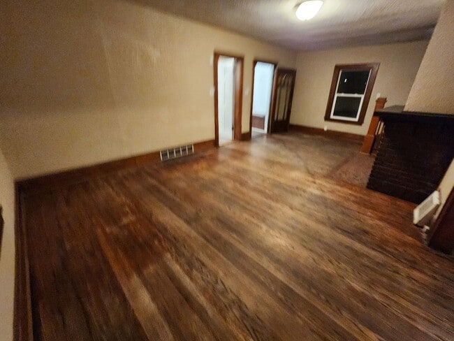 Building Photo - 4 Bedroom (+ office/den!), 2 Bathroom home...