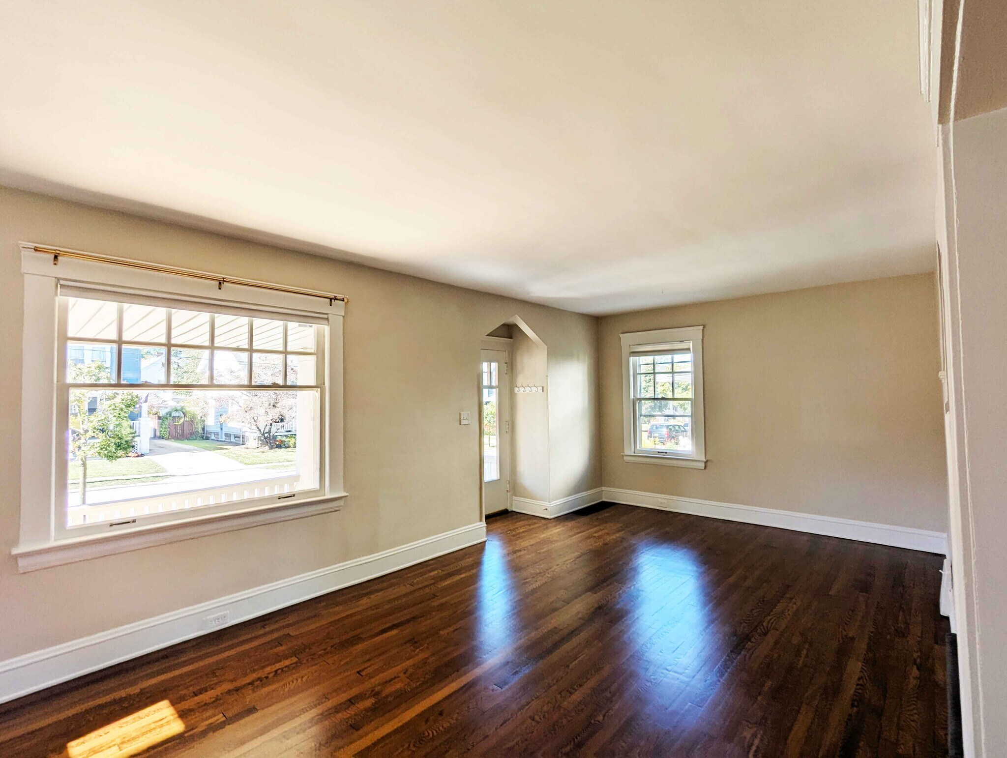 Spacious Living Room - 1497 Lauderdale Ave