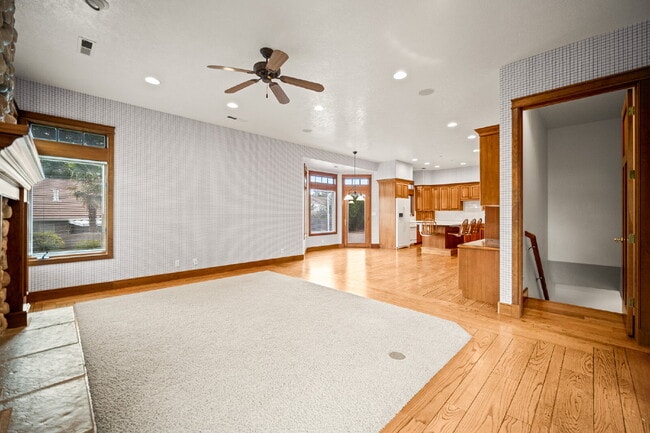 Building Photo - "Spacious 4-Bedroom, 4.5 Bathroom 4792 sq. ft. Retreat with Scenic Views and Cozy Fireplace in St...