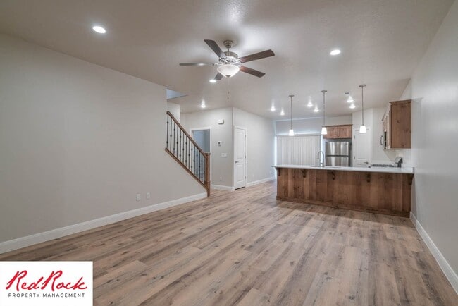 Building Photo - Spacious 4 Bedroom Townhome in Hurricane Heights!