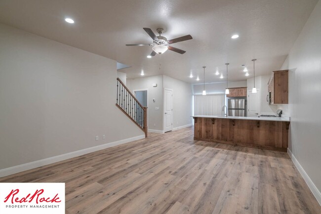 Building Photo - Townhome in Hurricane Heights!