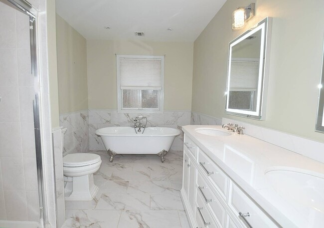 Building Photo - 396 Eastport Manor Rd