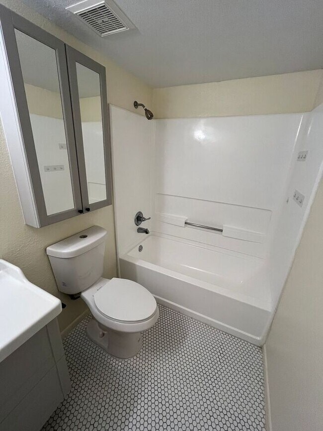 Building Photo - Welcome Home to El Diablo Apartments – 2 B...