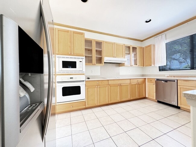 Building Photo - Spacious Ewa Beach Home with Central A/C