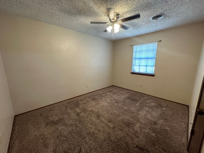 Building Photo - 3/2/2 Located of Washington and Hillside