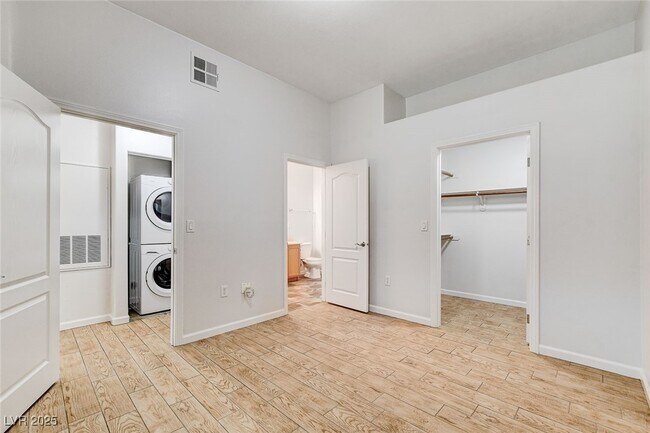 Building Photo - 2305 W Horizon Ridge Pkwy