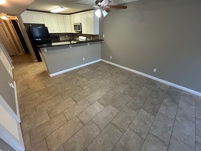 Building Photo - COMPLETED REMODELED 3 BEDROOM, SINGLE STOR...
