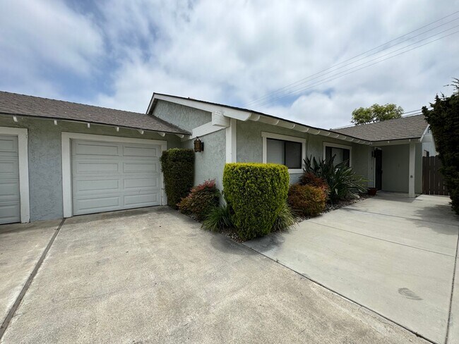 Building Photo - 812-818 E Fairway Dr