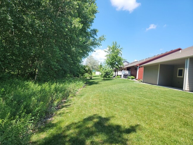 Building Photo - Three bedroom two bath w/ triple garage