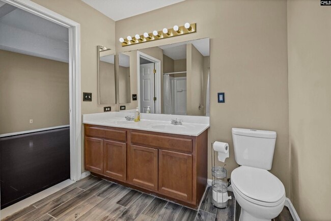 Building Photo - 331 Woodcote Dr
