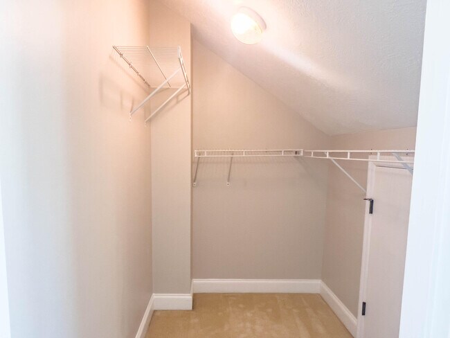 Building Photo - 843 Landing Dr
