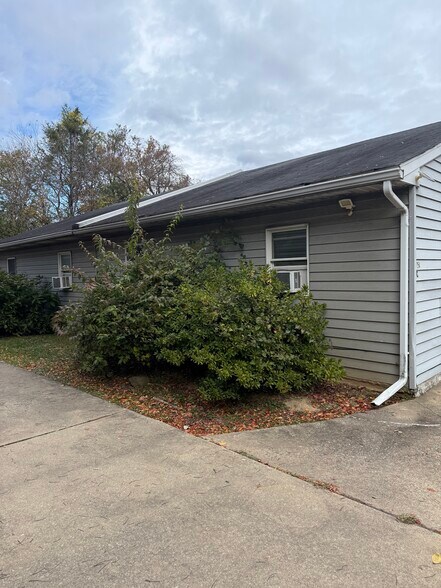 Building Photo - 251 Davis Ave