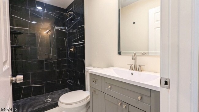 Building Photo - 7 Maple St