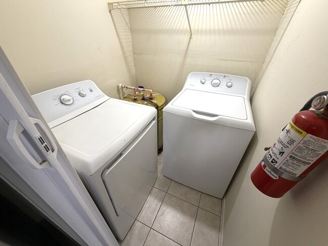 Building Photo - 1916 Lake Atriums Cir