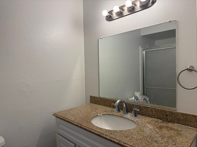 Building Photo - 5-Bedroom Home In Tempe