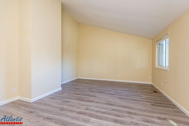 Building Photo - Gorgeous Townhouse | Private Outdoor Space | Central A/C