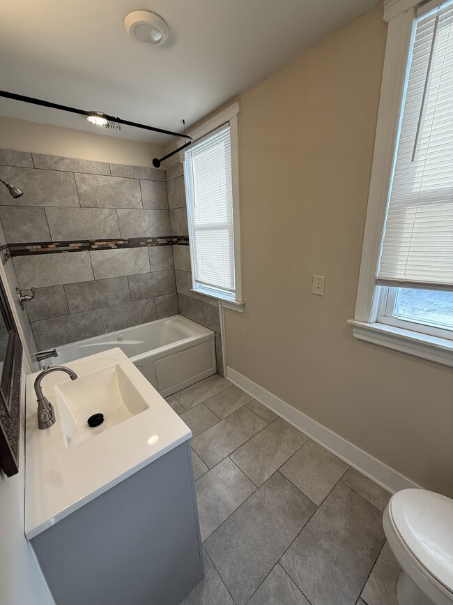 Building Photo - 713 Clairmount Ave