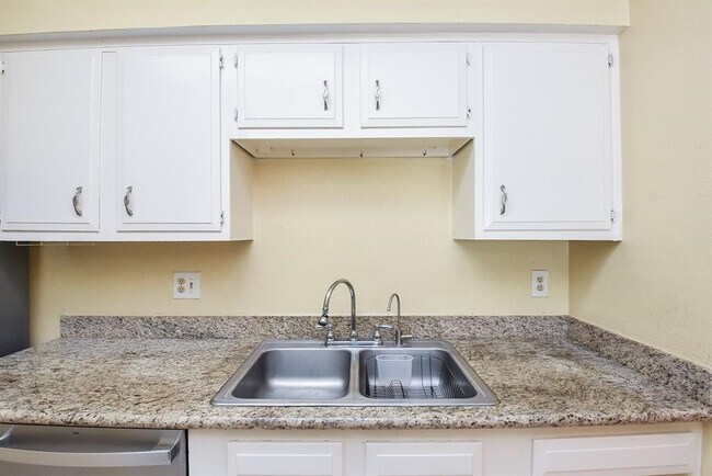 Building Photo - 10555 Turtlewood Ct
