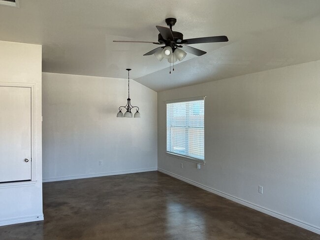 Building Photo - Charming 3 bedroom 2 bath duplex in desira...