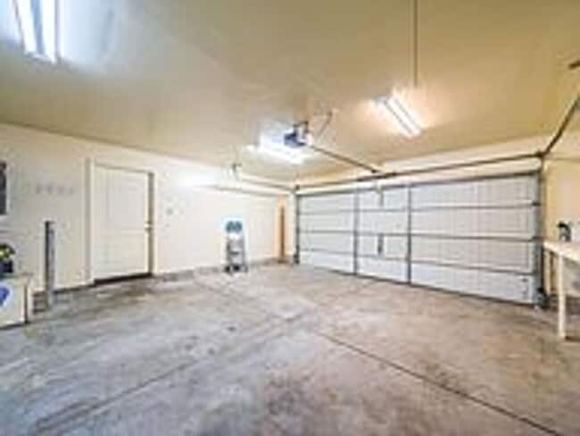 Building Photo - Cute 3 bedroom/2 bath downtown home!