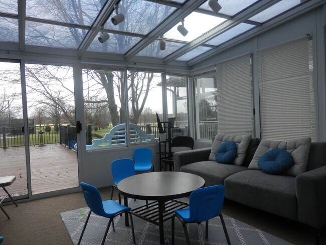 Building Photo - Spectacular 5 Bed 3 Bath With Amazing View...
