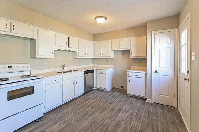 Building Photo - 4495 Bonnie Brae Dr