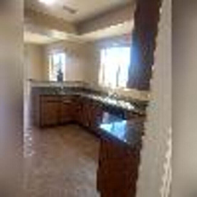 Building Photo - 4 Bedroom, 2 1/2 Bath Available Now!