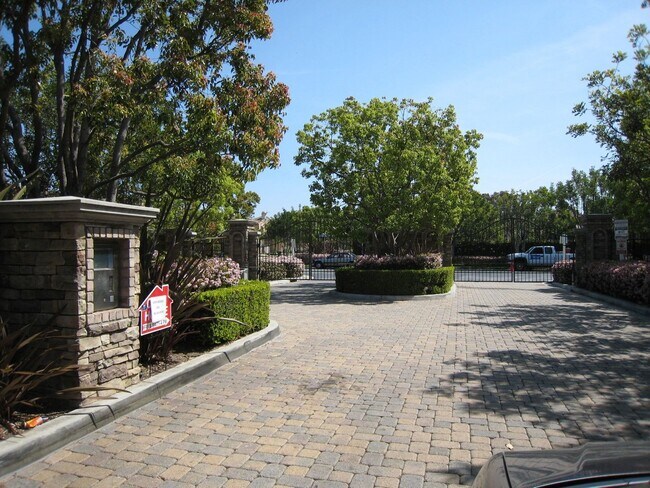 Building Photo - 3351 Via Mereno
