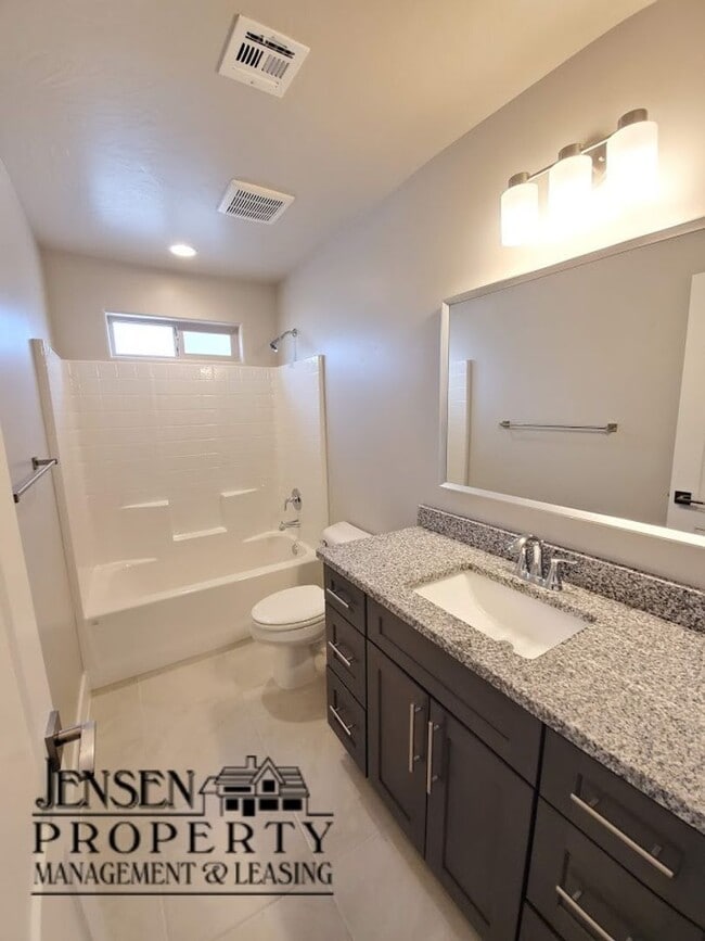 Building Photo - Red Mountain Vista Town Home, End Unit