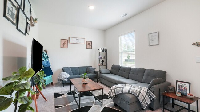 Building Photo - 530 Cessna Dr