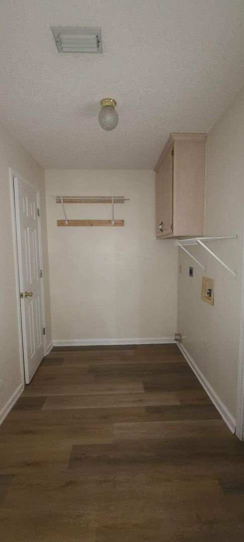 Building Photo - 3835 Cross Creek Trail