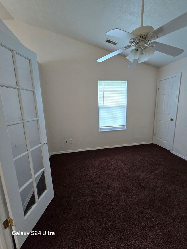 Building Photo - 2bd/1Ba Duplex.