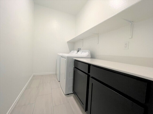 Building Photo - 4 BEDROOMS, 2.5 BATHS AT VILLIAGES AT TULE...