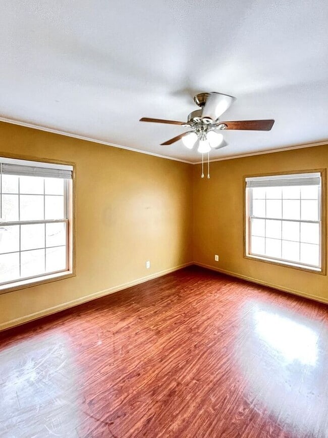 Building Photo - Charming 4-Bedroom Home in a Convenient Lo...