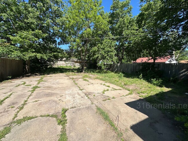 Building Photo - $1200 - 3 bedroom 1 bath - Single Family Home