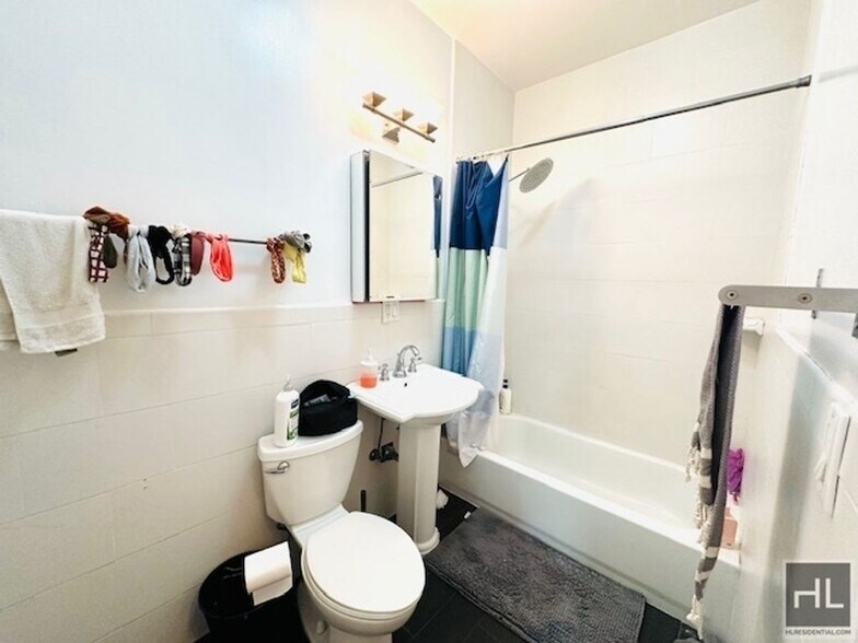 Building Photo - Gorgeous 1 Bedroom in Hamilton Heights! La...